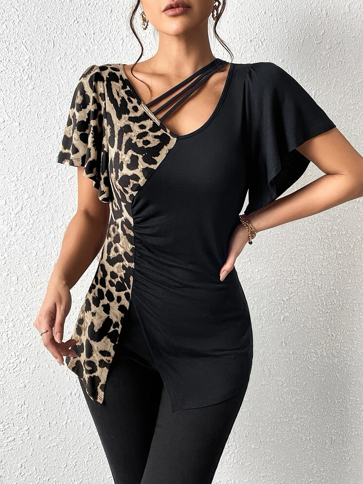 Women's Leopard Print Ruched Slit Hem T-Shirt - Casual Short Sleeve Top