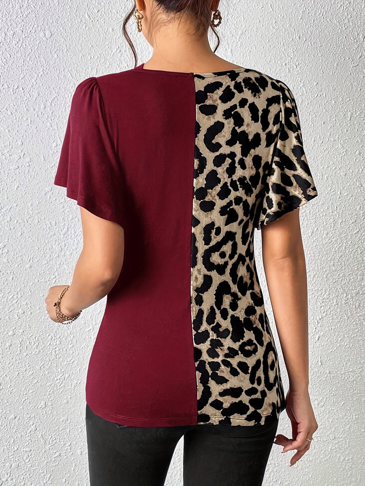 Women's Leopard Print Ruched Slit Hem T-Shirt - Casual Short Sleeve Top