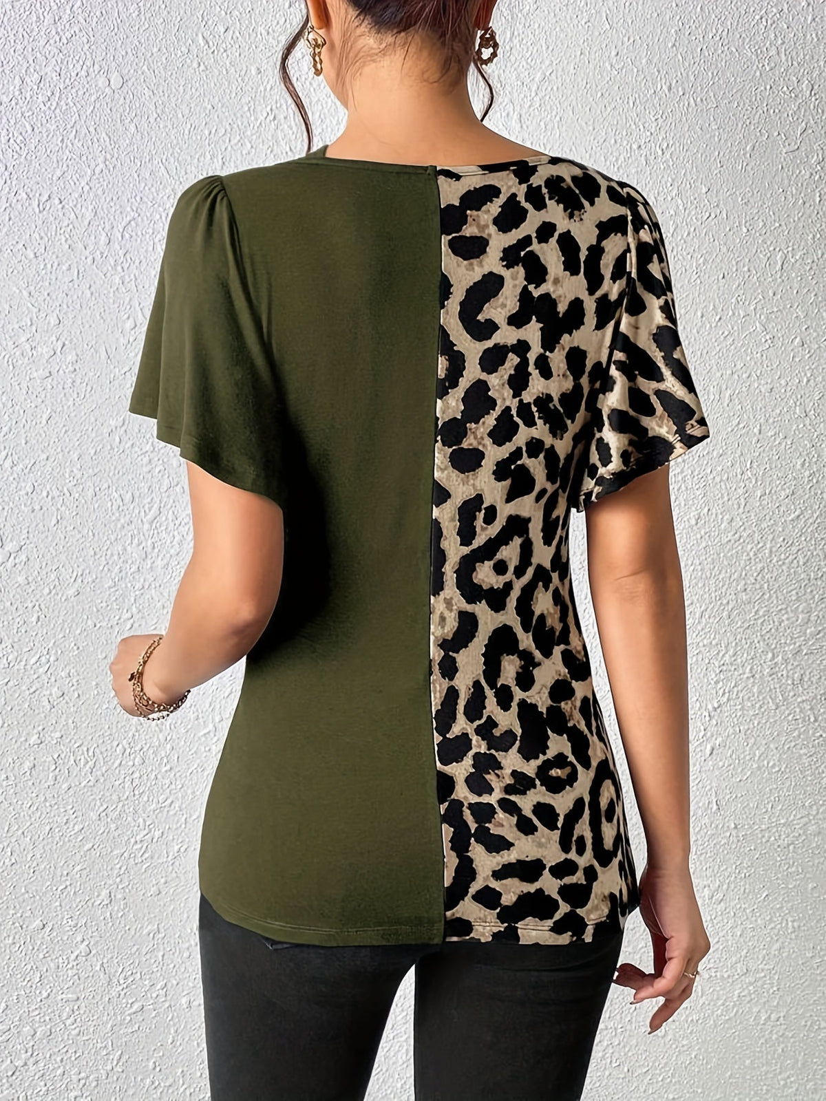 Women's Leopard Print Ruched Slit Hem T-Shirt - Casual Short Sleeve Top
