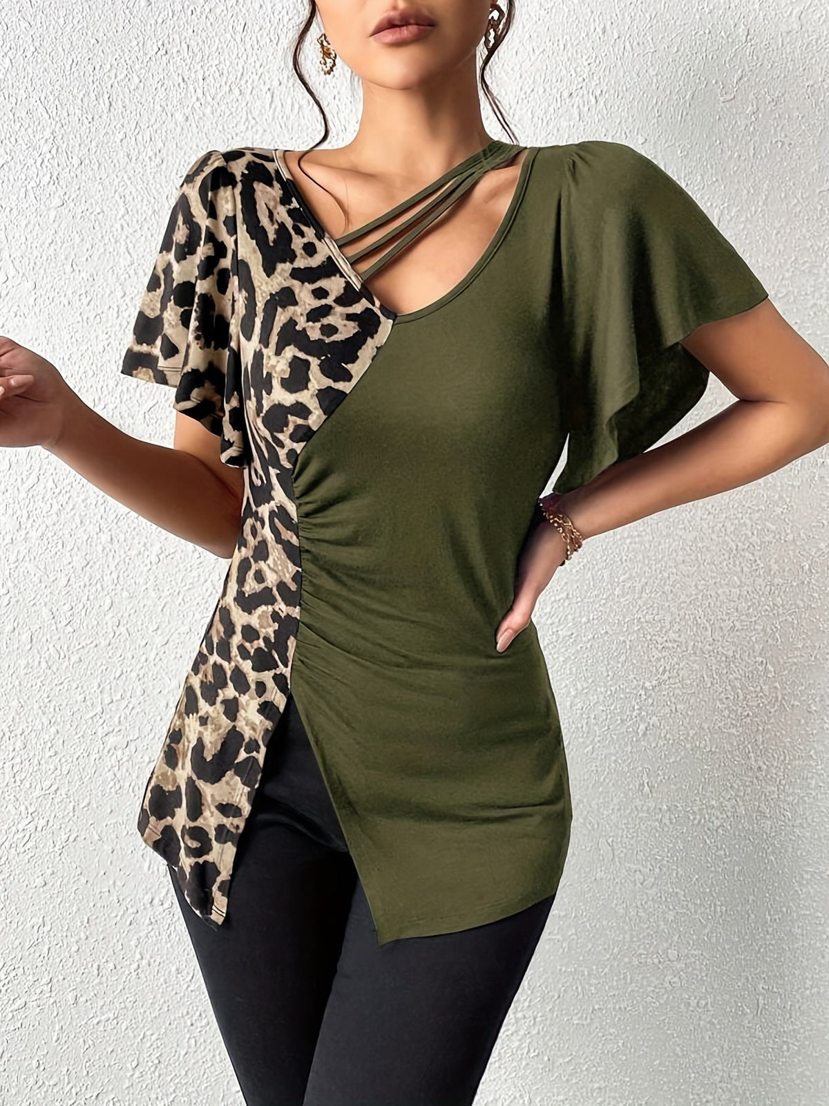 Women's Leopard Print Ruched Slit Hem T-Shirt - Casual Short Sleeve Top