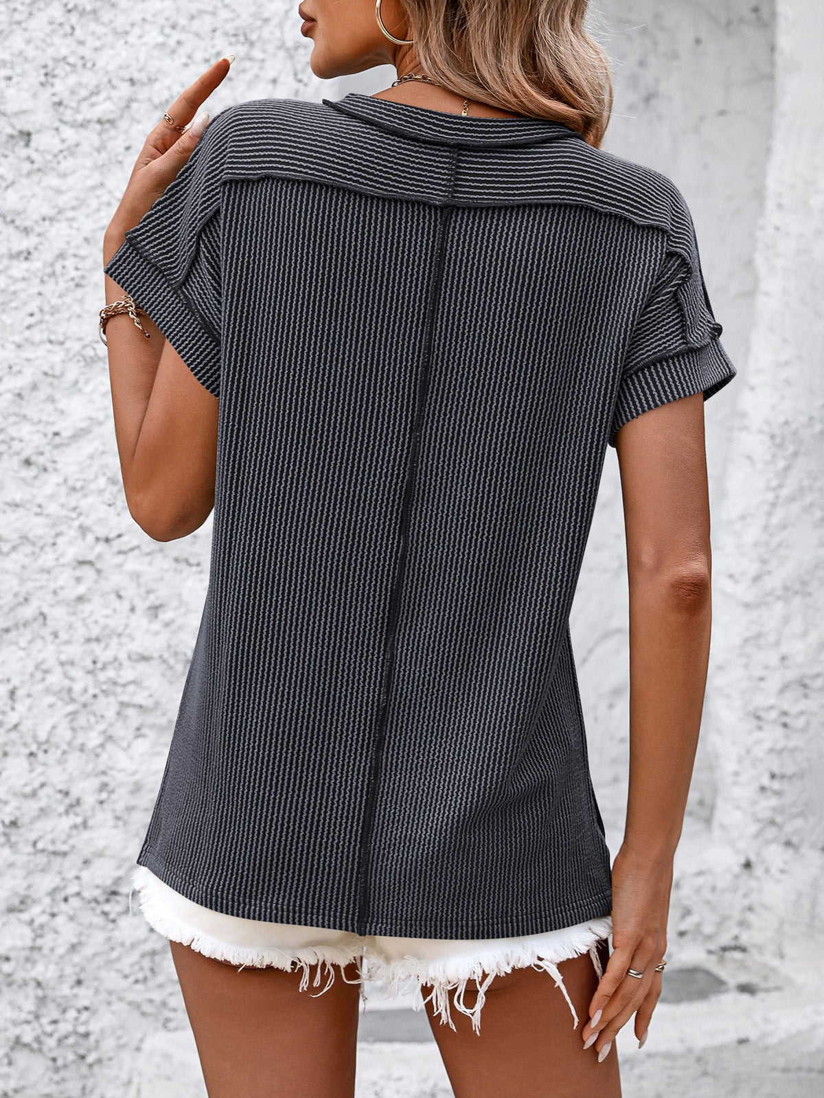 Crew neckline with twisted outer seams, short-sleeved, loose-fitting T-shirt