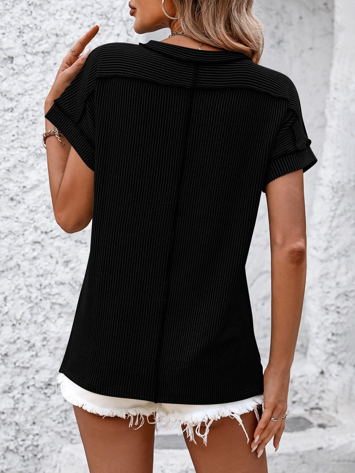 Crew neckline with twisted outer seams, short-sleeved, loose-fitting T-shirt