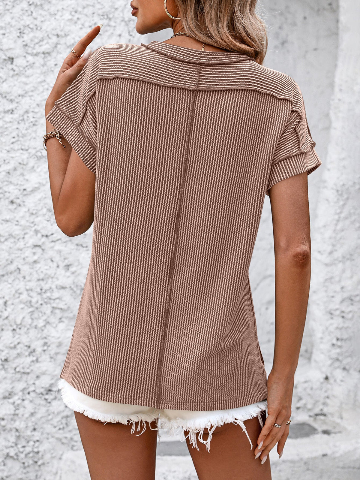 Crew neckline with twisted outer seams, short-sleeved, loose-fitting T-shirt