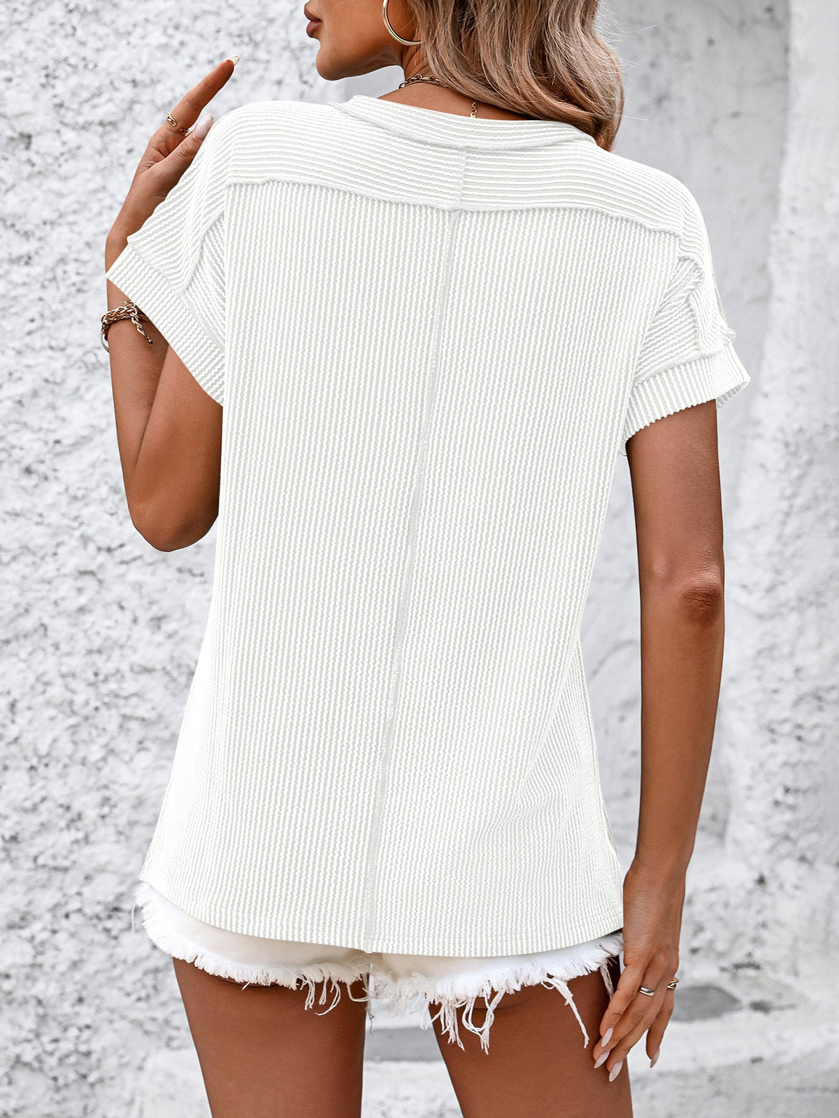 Crew neckline with twisted outer seams, short-sleeved, loose-fitting T-shirt