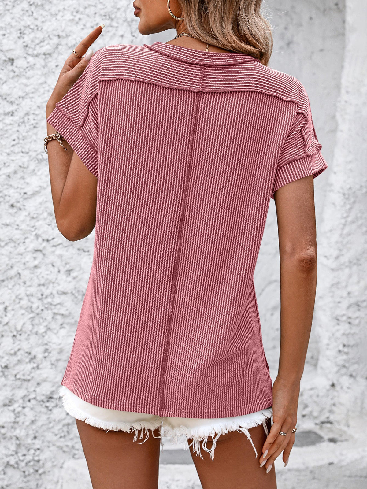 Crew neckline with twisted outer seams, short-sleeved, loose-fitting T-shirt