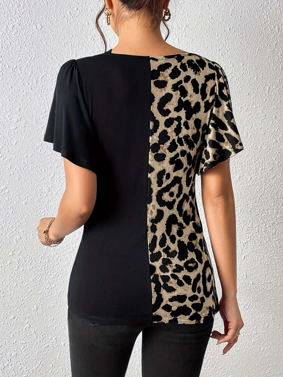 Women's Leopard Print Ruched Slit Hem T-Shirt - Casual Short Sleeve Top