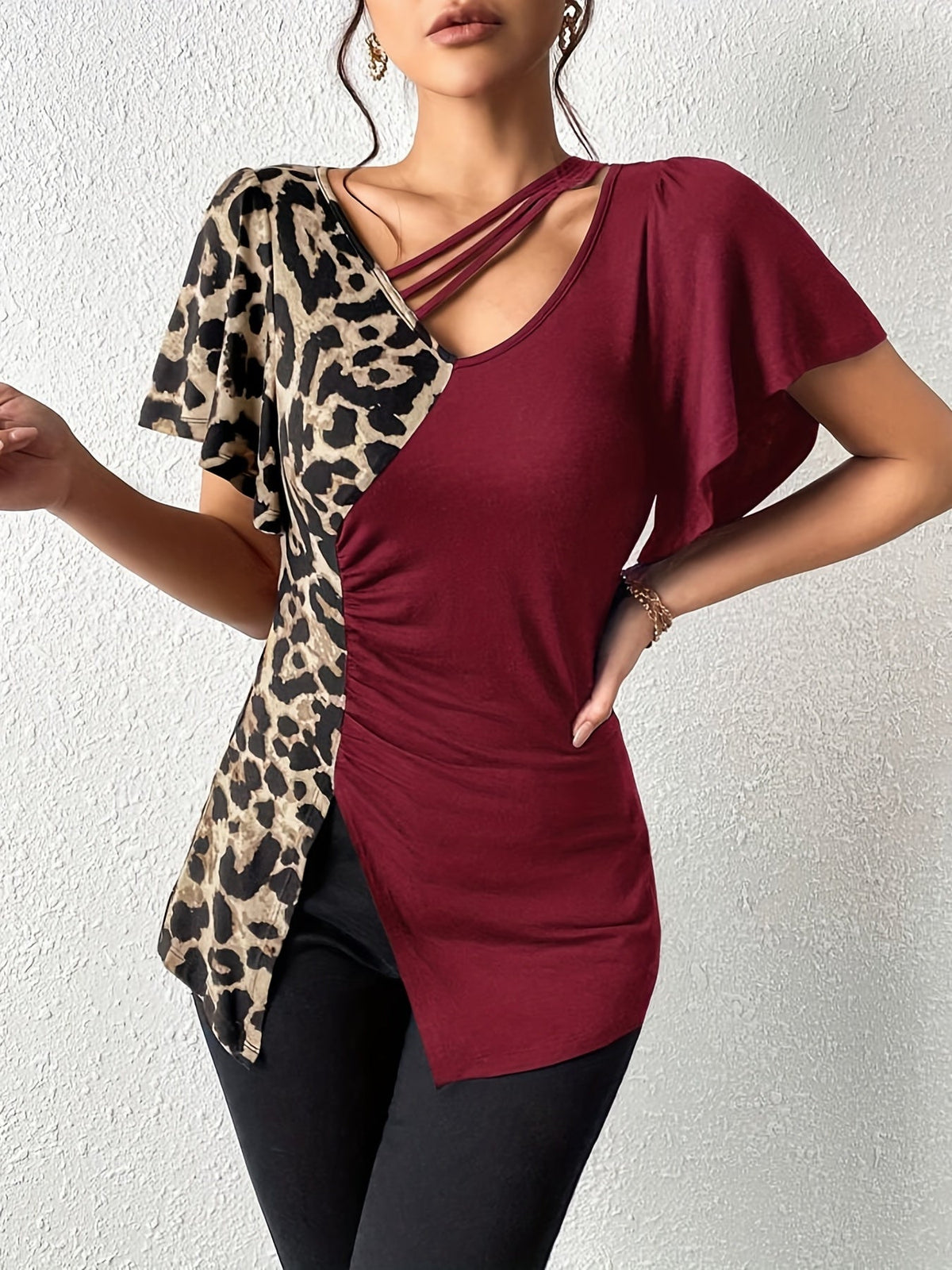 Women's Leopard Print Ruched Slit Hem T-Shirt - Casual Short Sleeve Top