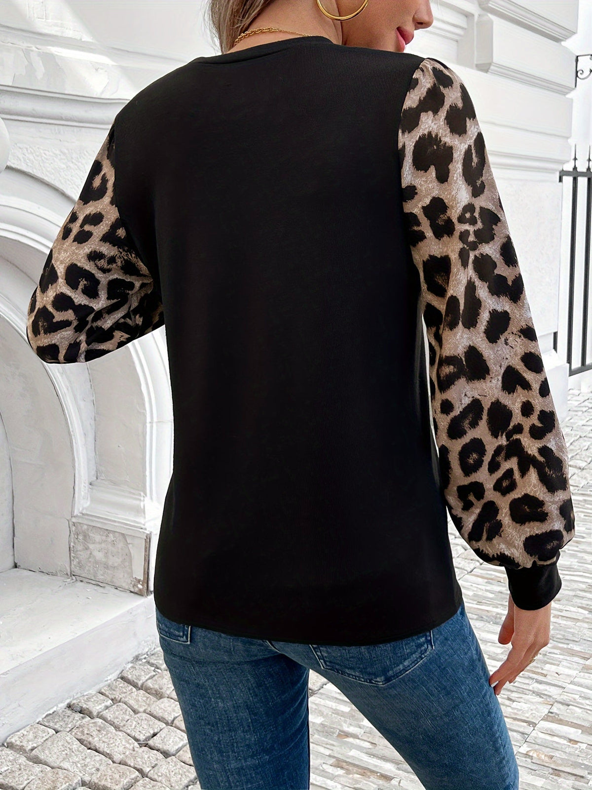 Leopard Crew Neck T-Shirt - Elegant Long Sleeve Design with Contrast Pattern