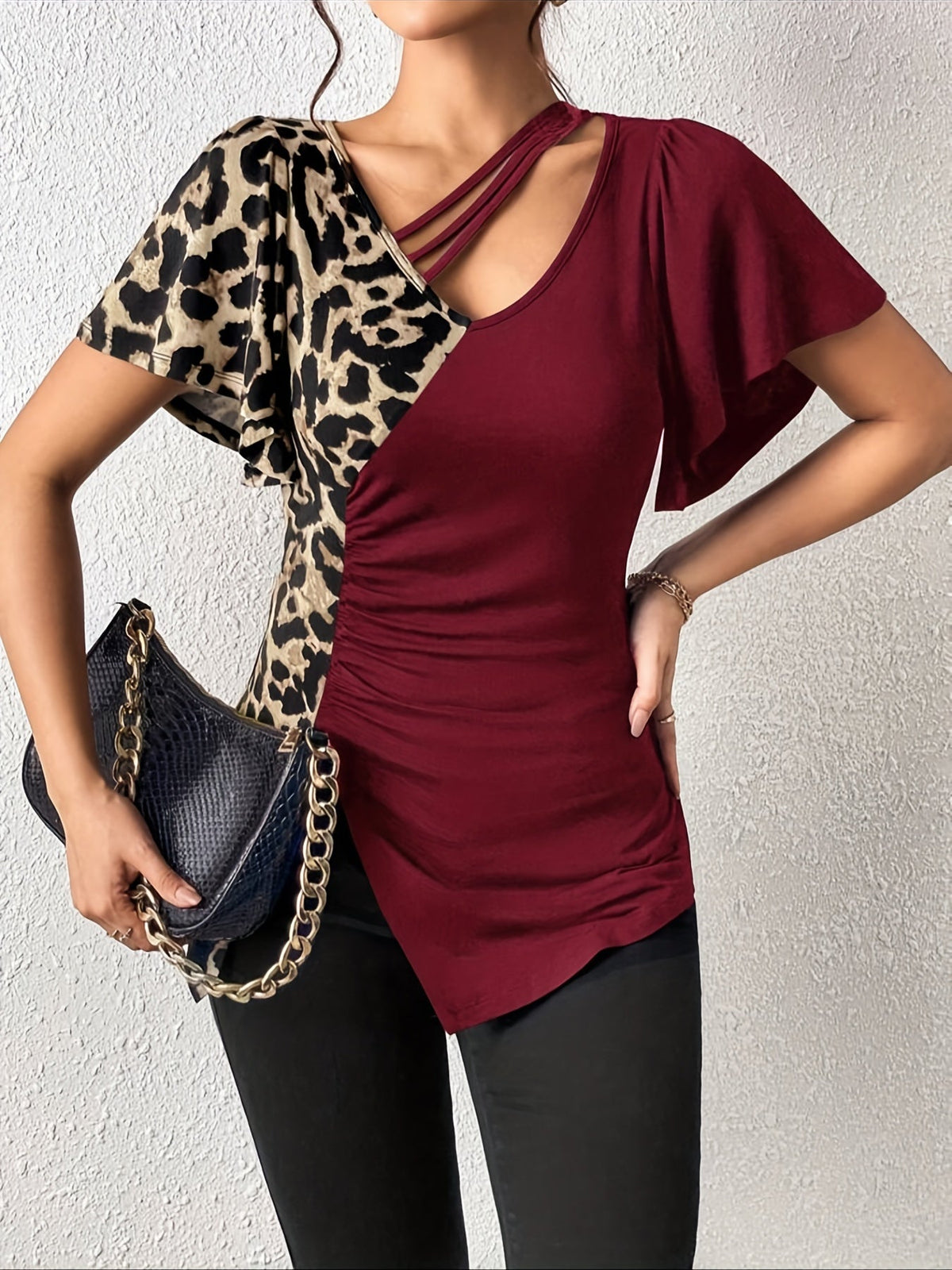 Women's Leopard Print Ruched Slit Hem T-Shirt - Casual Short Sleeve Top