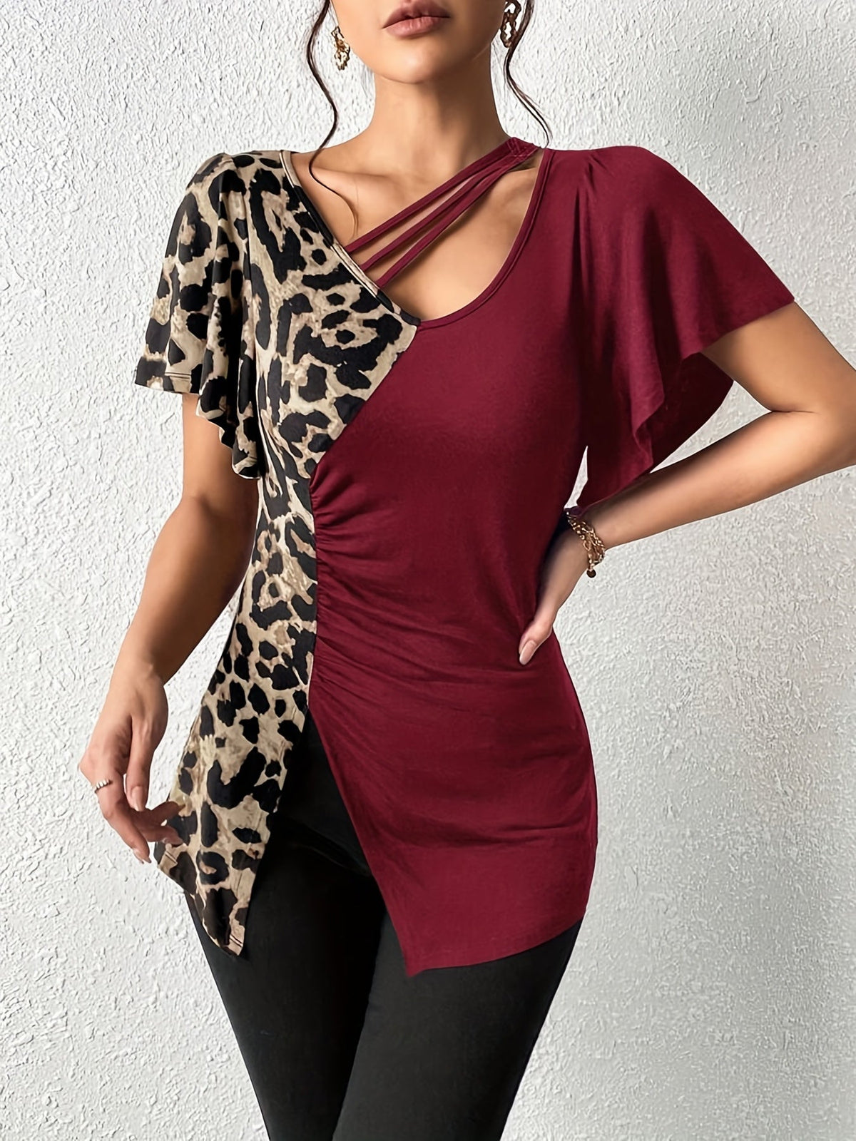 Women's Leopard Print Ruched Slit Hem T-Shirt - Casual Short Sleeve Top